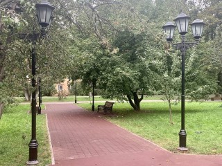 Специалисты провели опиловку деревьев на Первомайской, отремонтировали качели и уличное освещение