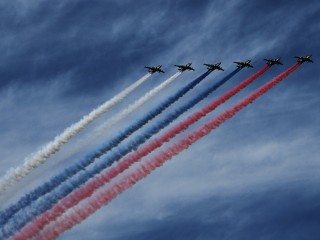 Военная авиация над Москвой раскрасила небо в цвета российского триколора