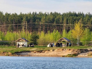 На седьмом Голубом озере в Луховицах можно жарить мясо в обустроенном месте для пикника