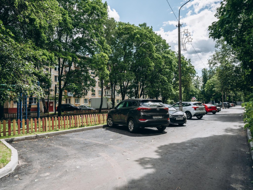 Парковки, проезды и тротуары обновляют во дворах поселка Загорянского |  REGIONS.RU / Щелково