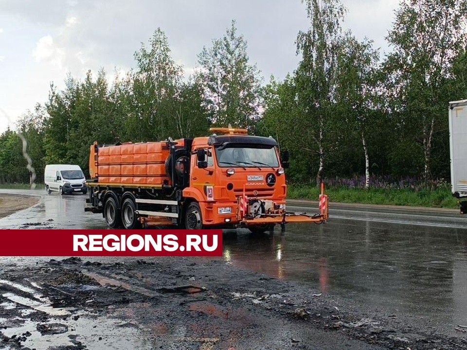 Дорожные службы устраняют последствия пожара вблизи деревни Носово