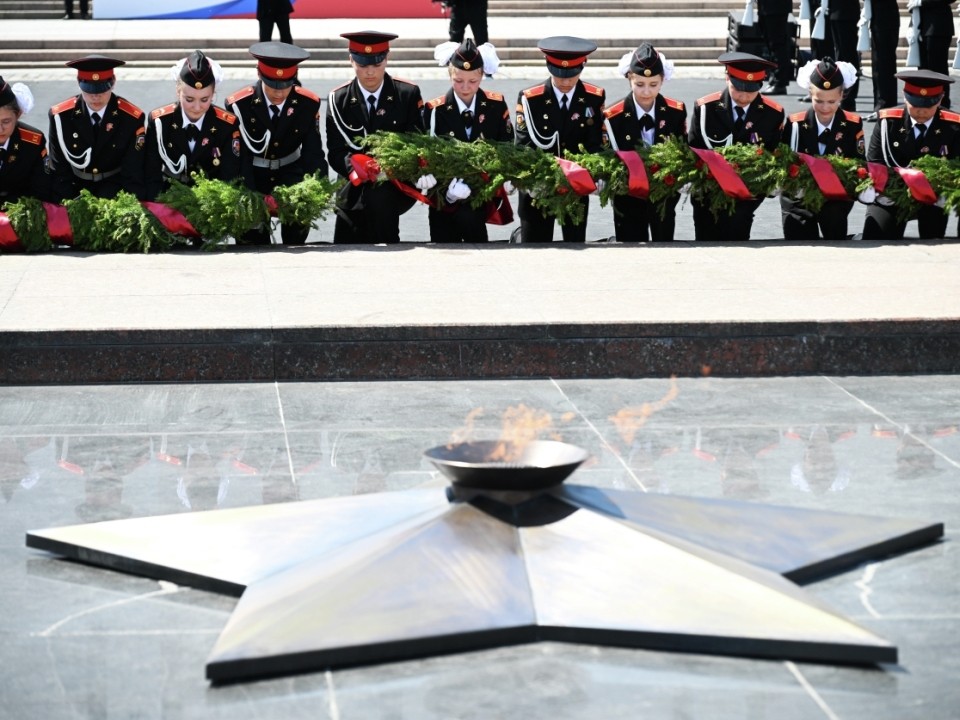 Депутаты Госдумы во главе с Володиным возложили венок к Вечному огню на Поклонной горе