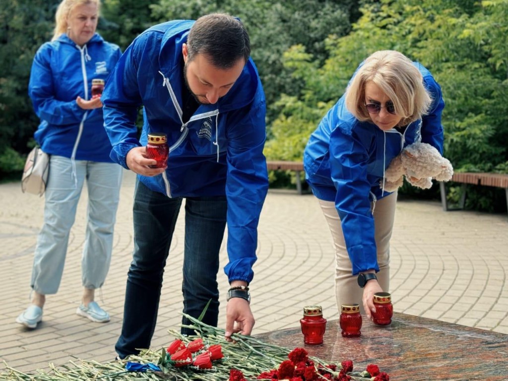 Химчане почтили память жертв терактов в Севастополе и Дагестане |  REGIONS.RU / Химки