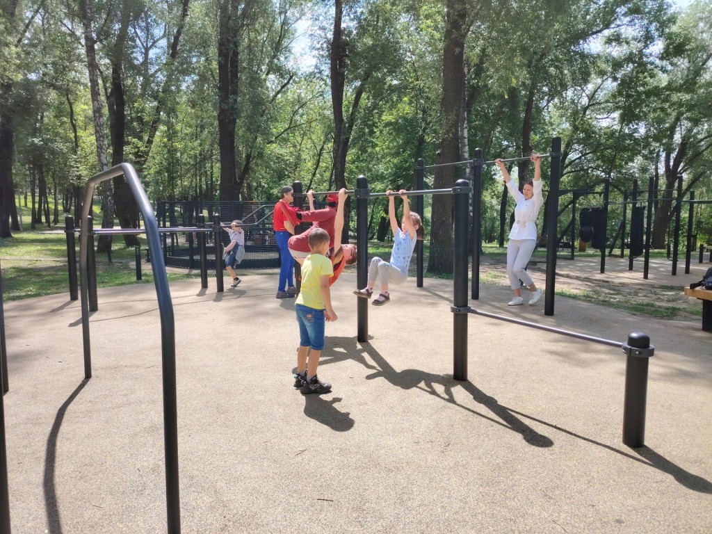 Воспитанники Семейного центра «Раменский» тренируются в парке