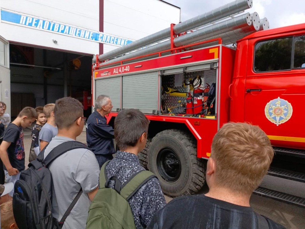 В Егорьевске детям показали оснащение пожарной машины | REGIONS.RU /  Егорьевск