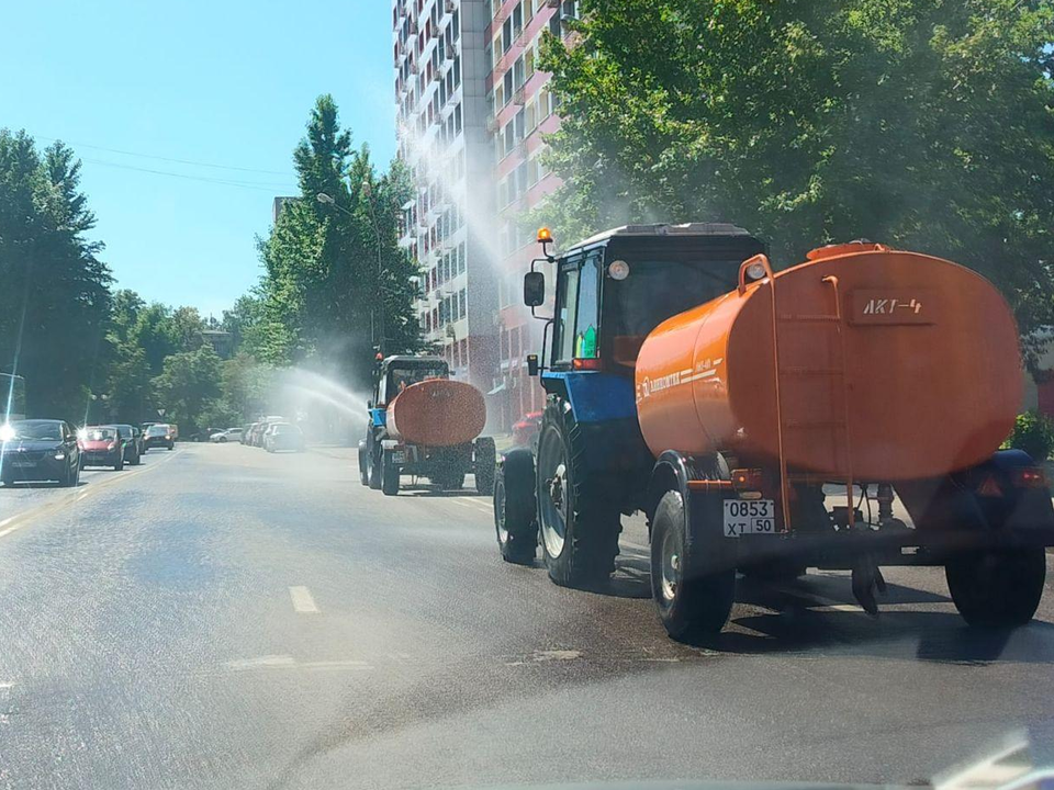 Коммунальные службы Дзержинского приступили к влажной уборке дорог