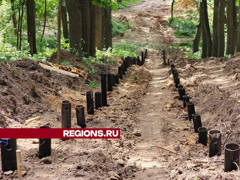В Парке имени Виктора Талалихина монтируют сваи под новые лестницы