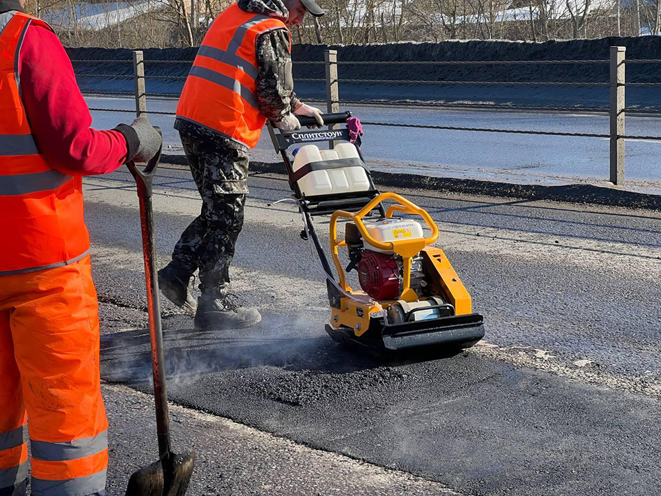 Свыше 30 дорожных ям устранили в Серпухове за сутки