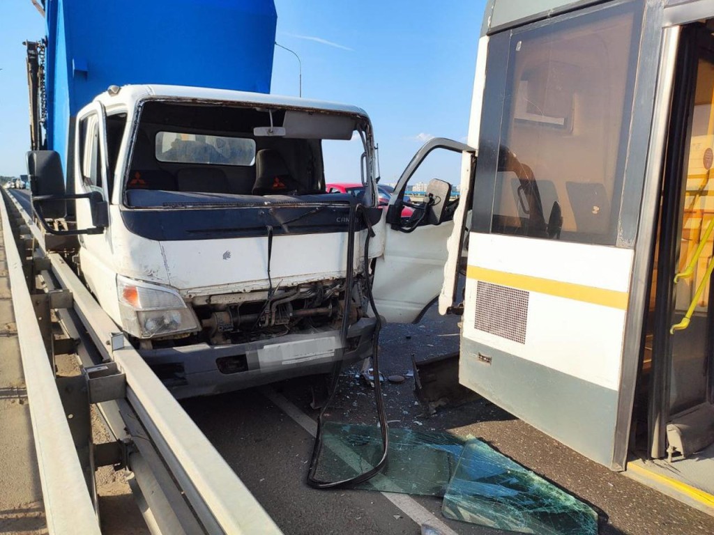 Спасатели вызволили мужчину из искореженного мусоровоза после аварии на мосту через Волгу