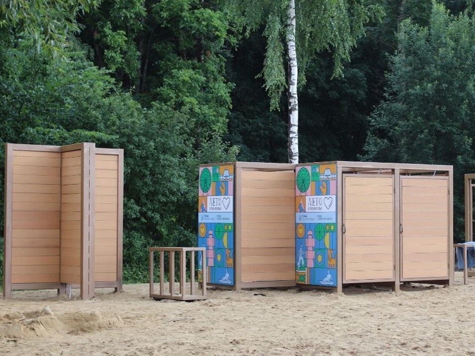 Виноваты вандалы: душ и туалет восстановят на пляже озера Большое