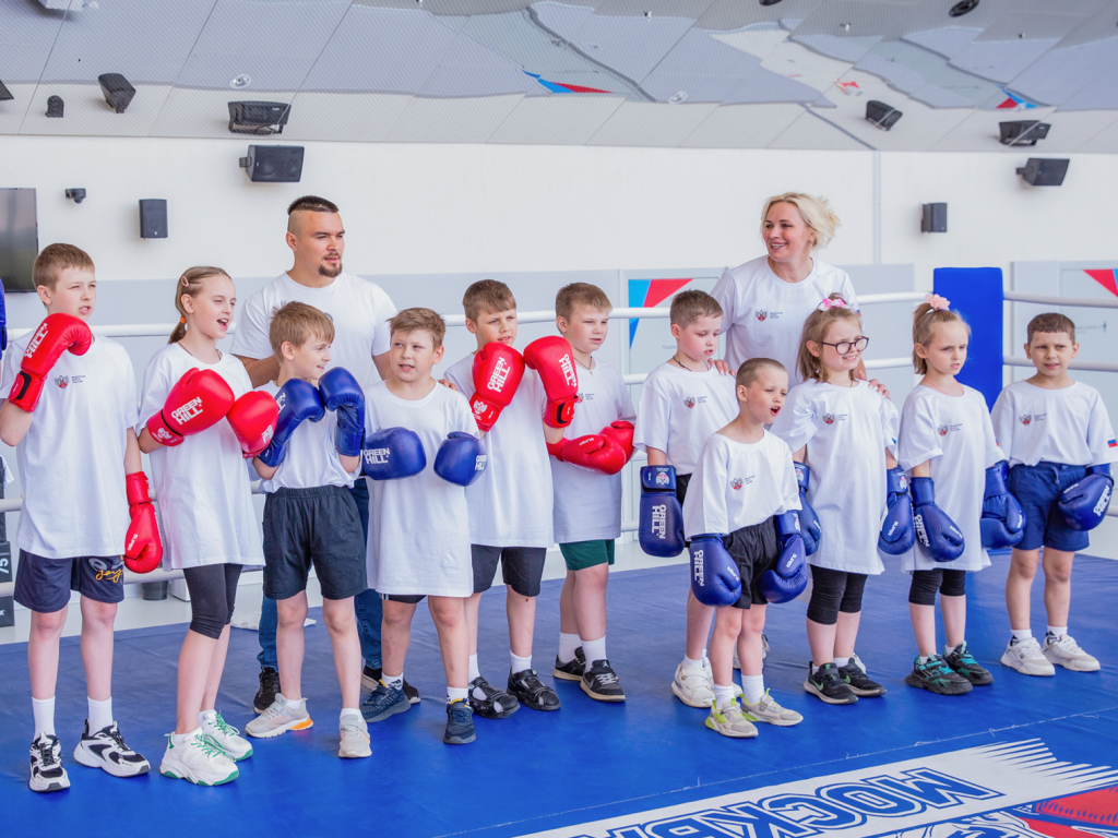 Урок рукопашного боя от мастера спорта получили ребята из семейного центра «Волоколамский» в Лужниках