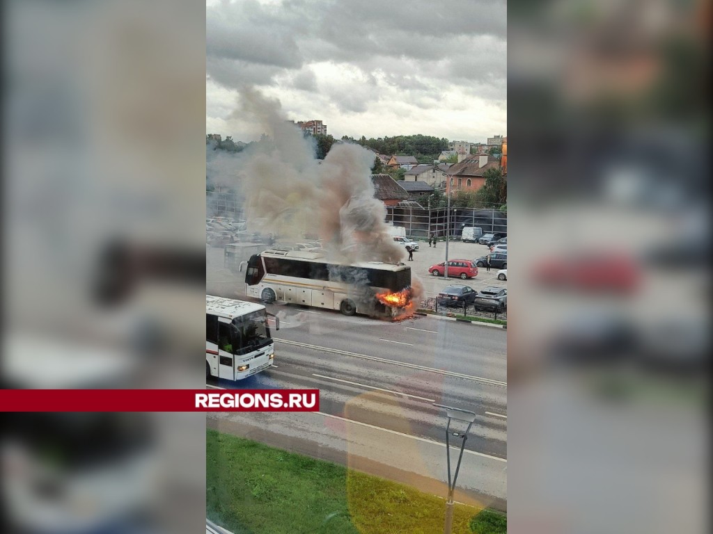 В Домодедове на трассе сгорел автобус