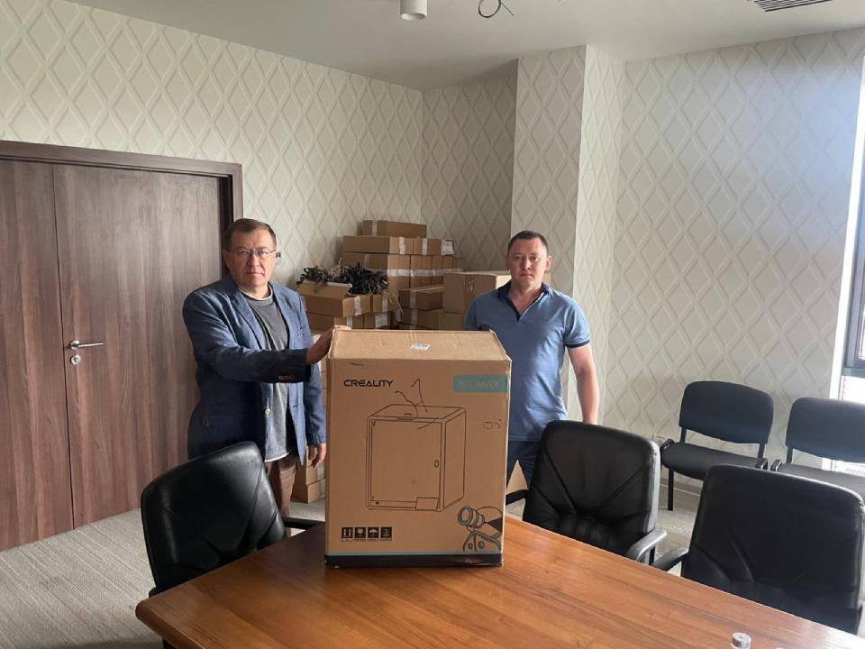 Депутат Мособлдумы Эдуард Живцов передал 3D принтер руководителю «Боевого братства»