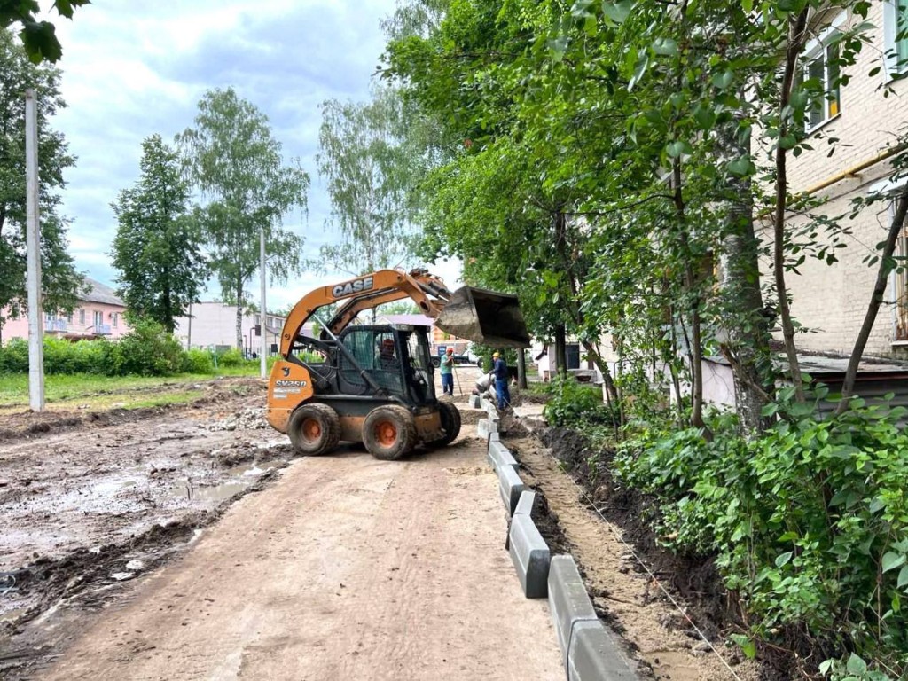 Во дворе за храмом Вознесения Господня рабочие проводят комплексное  благоустройство | REGIONS.RU / Электросталь