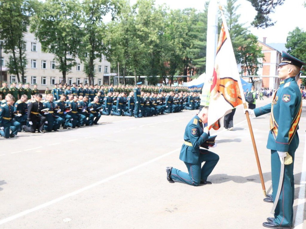 В Серпухове вручили дипломы выпускникам Военной академии имени Петра Великого
