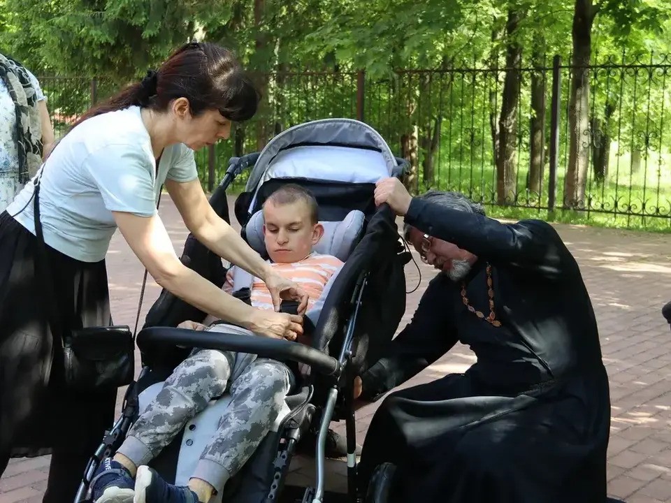 Юному дзержинцу с тяжелым заболеванием подарили новую инвалидную коляску