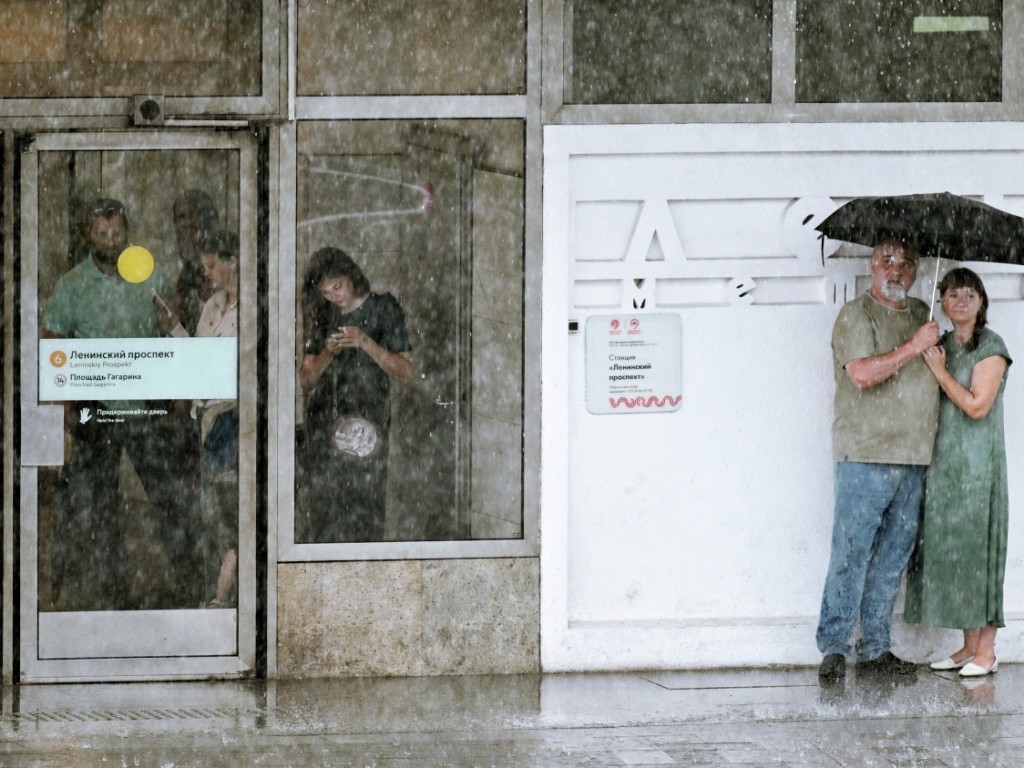 Ливень, сильный ветер и смерчи могут обрушиться на Москву в четверг