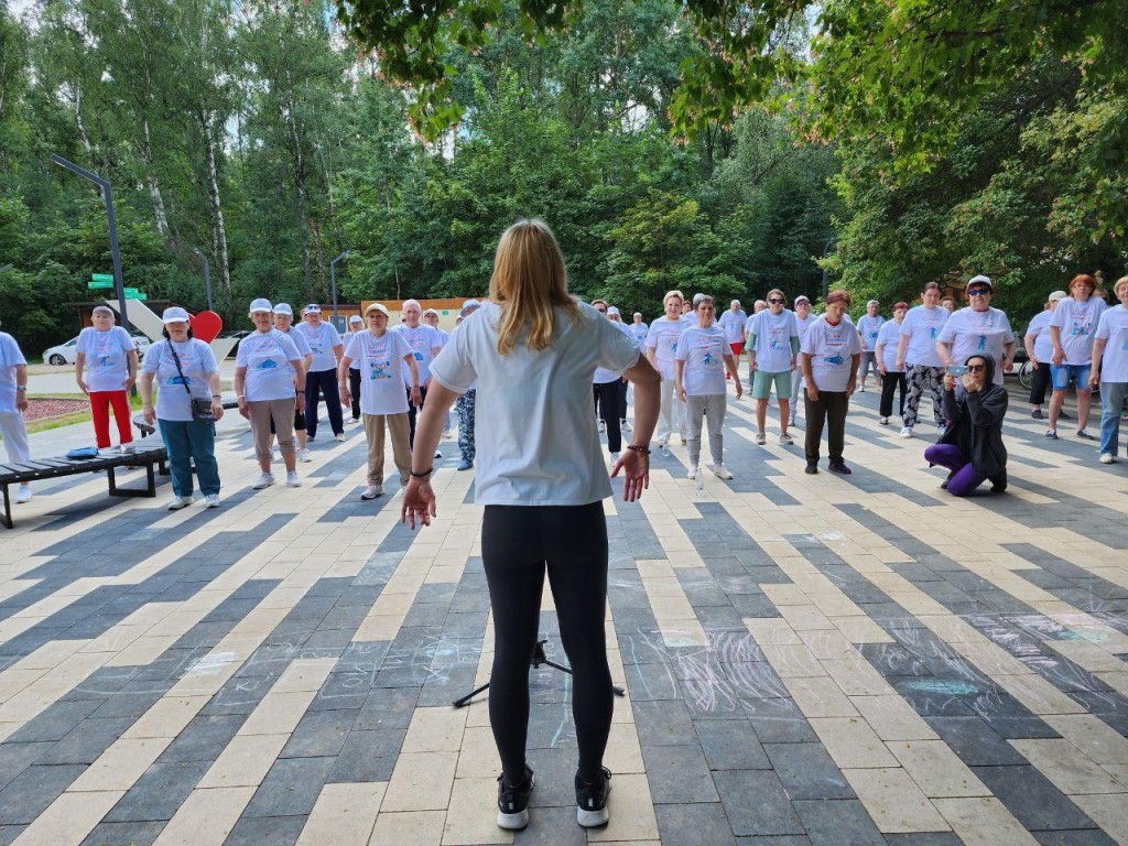 Около 100 участников «Активного долголетия» приняли участие в зарядке в  «Апаринках» | REGIONS.RU / Видное