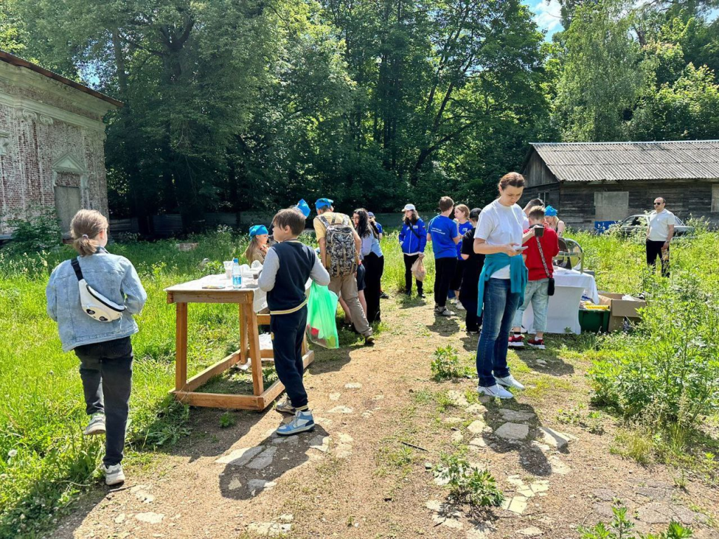 Красногорцы приняли участие в субботнике на берегу реки Липка