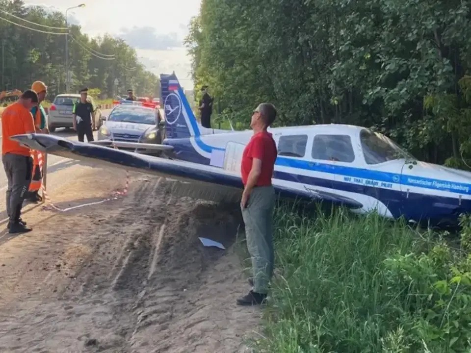 Нелегкая посадка: неподалеку от Дзержинского самолет приземлился прямо на шоссе