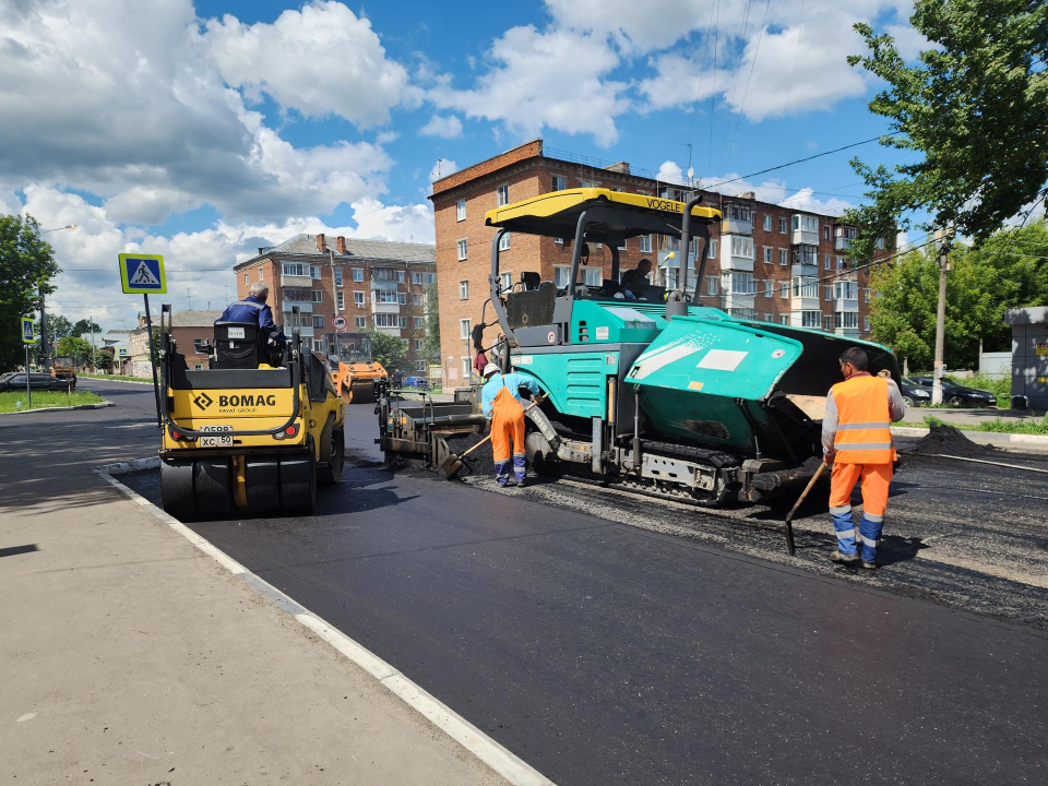 На улице Кирова укладывают новый асфальт