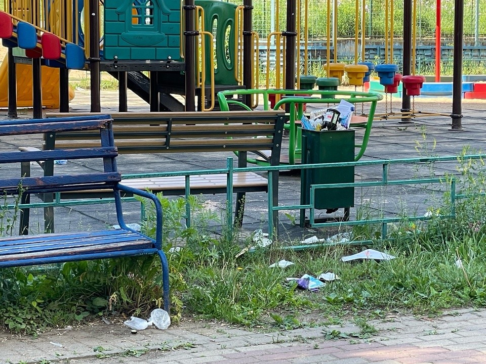После обращений жителей в Дзержинском навели порядок на детской площадке