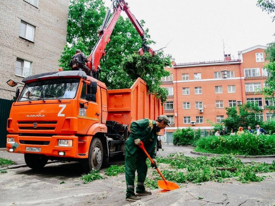 Власти Мытищ дали указание коммунальщикам убрать мусор с улиц после ливня в двух микрорайонах горокруга