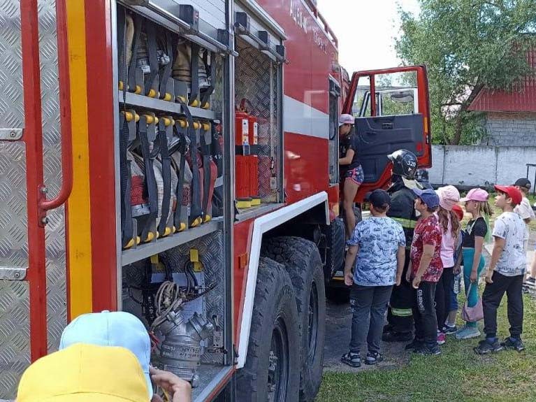 Игры с огнем опасны: спасатели провели урок для ребят из детского лагеря в Рошале