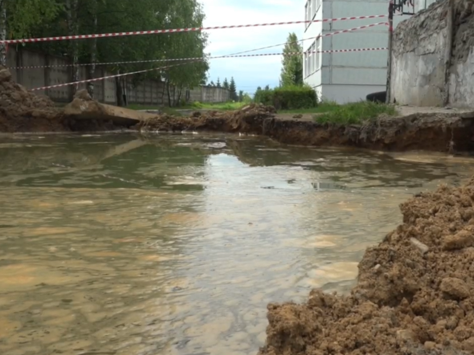 В школе под Рузой образовалась глубокая яма с холодной жижей