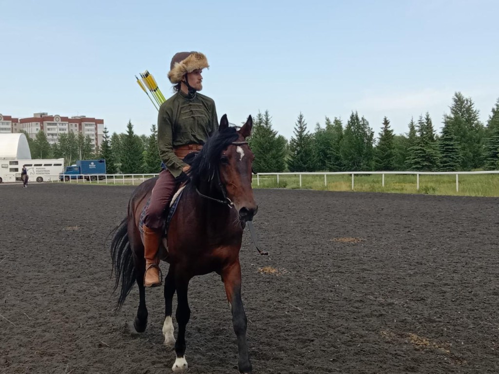 На красивом коне люберецкий спортсмен выстелил из лука на бронзовую медаль на играх стран БРИКС