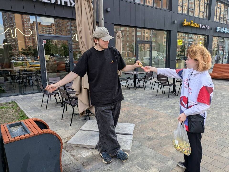 Первый шаг к здоровью: дзержинские активисты предложили курильщикам обменять сигарету на конфету