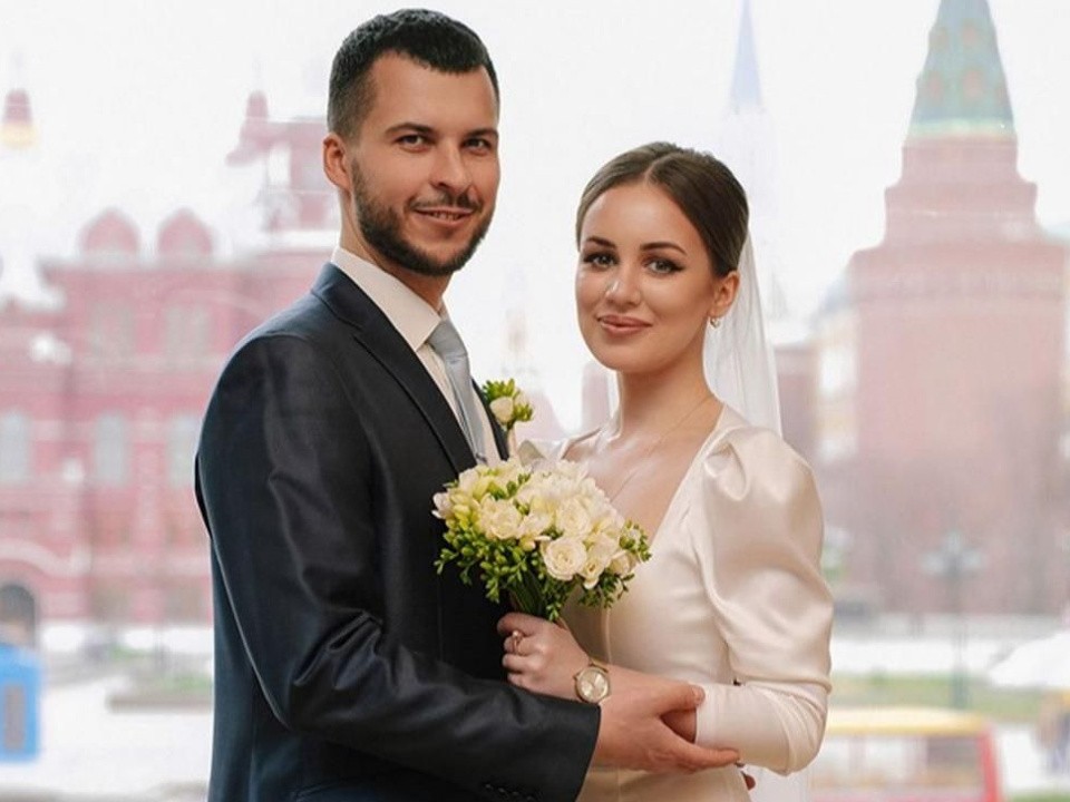 В Москве в День России поженились 165 пар