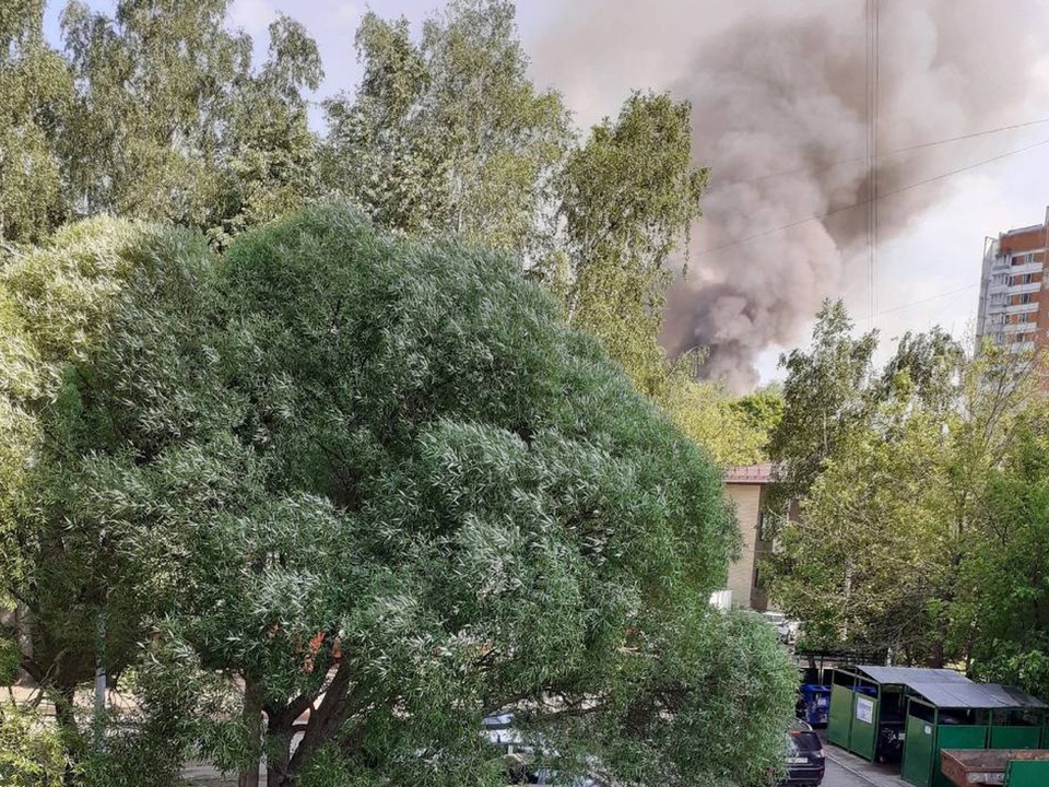Не опять, а снова: в Королеве вновь загорелось заброшенное здание на улице Дзержинского