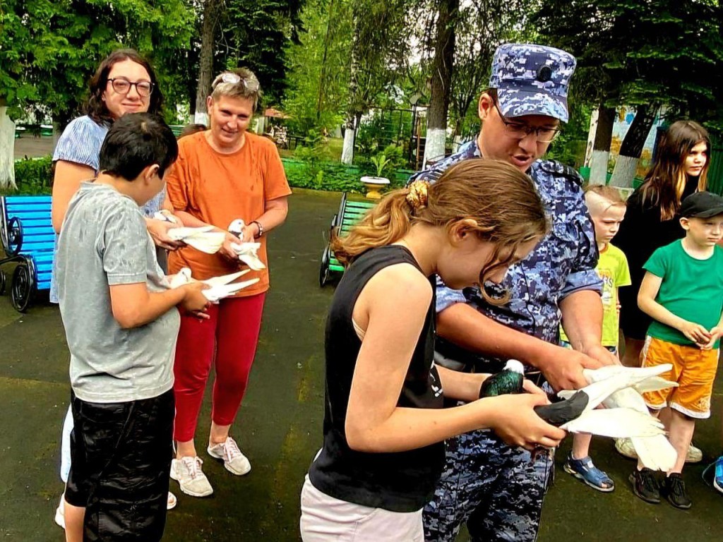 Воспитанники семейного центра «Доверие» вместе с росгвардейцами выпустили в  небо белых голубей | REGIONS.RU / Щелково