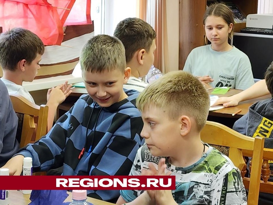В детской библиотеке Лобни ребята сделали объемные открытки на День России