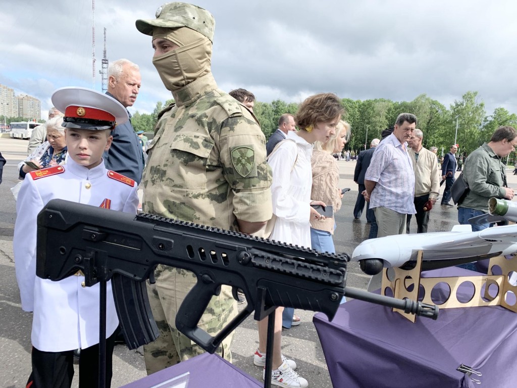 Трофеи из зоны СВО представили на выставке образцов вооружения и техники в дивизии имени Дзержинского в Балашихе