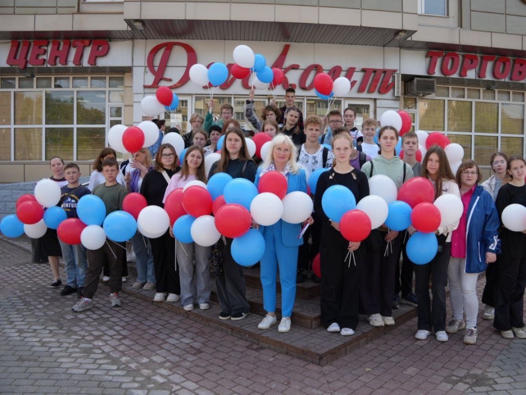 Патриотические ленты и флаги раздают на улицах Серпухова в преддверии Дня России