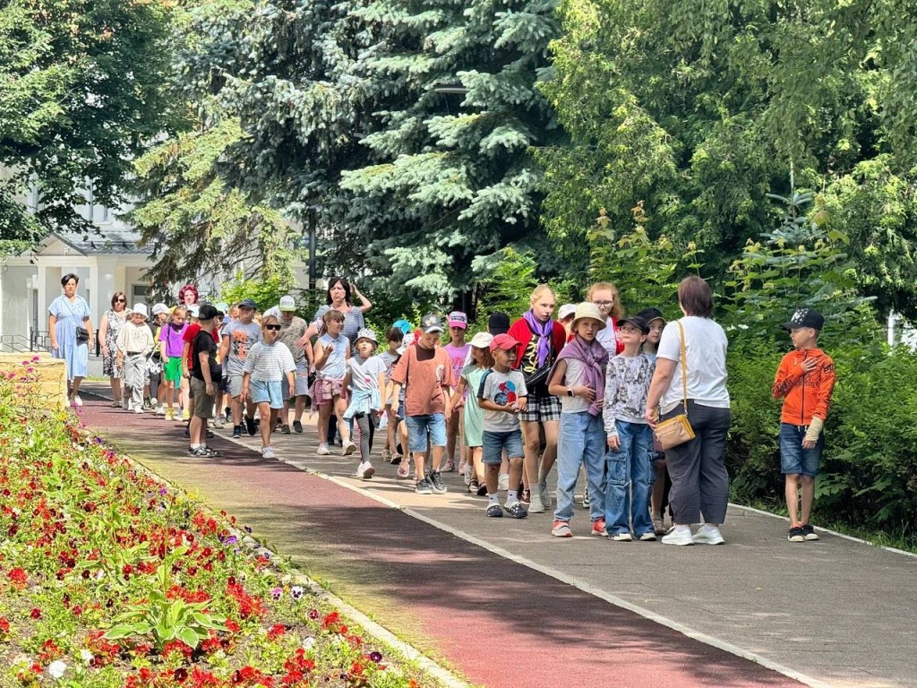 Госавтоинспекторы в игровой форме объяснили детям в Шаховской, что нужно соблюдать ПДД