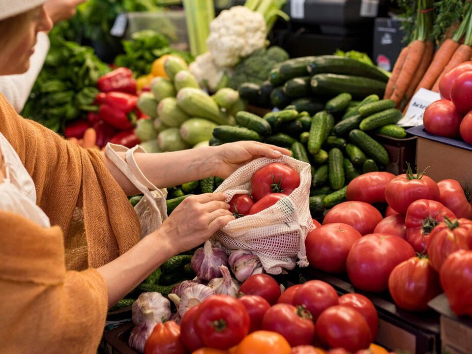 Овощи и фрукты в Лосино-Петровском летом продаются в шаговой доступности от дома