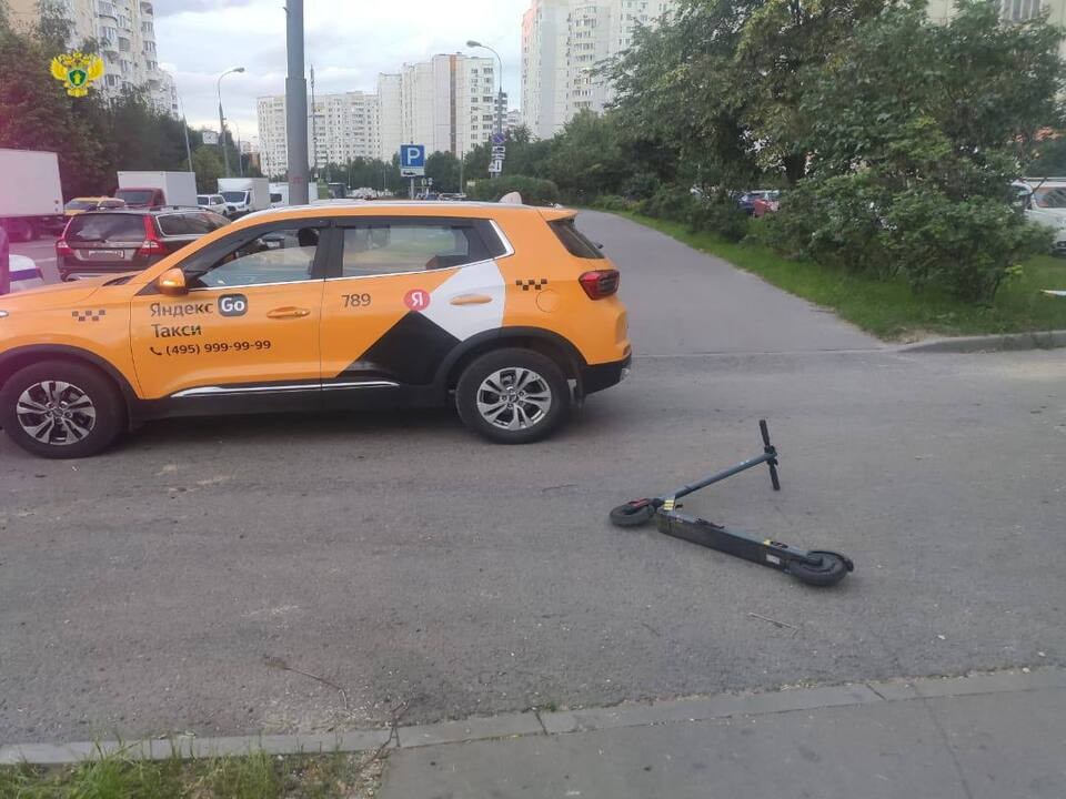 Девочка на самокате пострадала после столкновения с такси на юго-западе Москвы