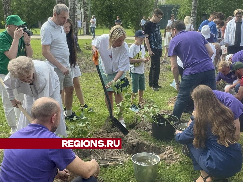 Официальный представитель МИД РФ Мария Захарова высадила сирень в Солнечногорске