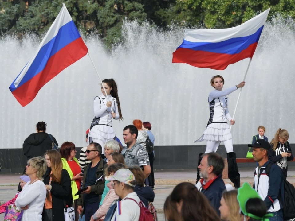Россиянам напомнили о сокращенной рабочей неделе в связи с празднованием Дня России