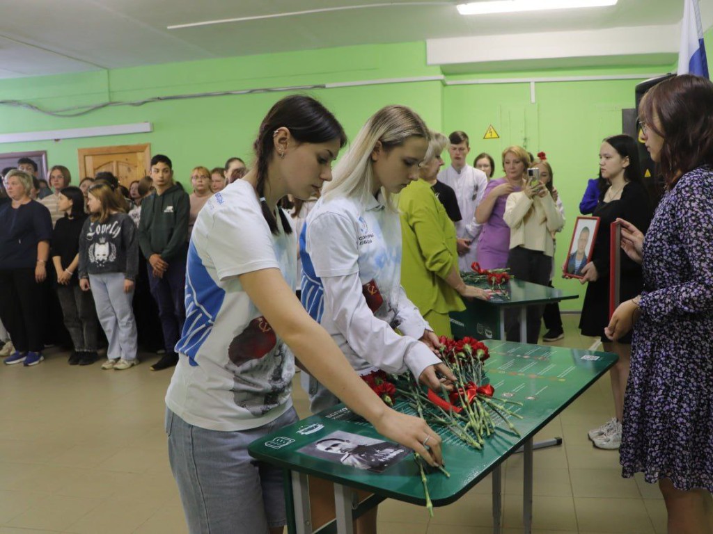 В техникуме «Холмогорка» открыли парты, посвященные двум героям