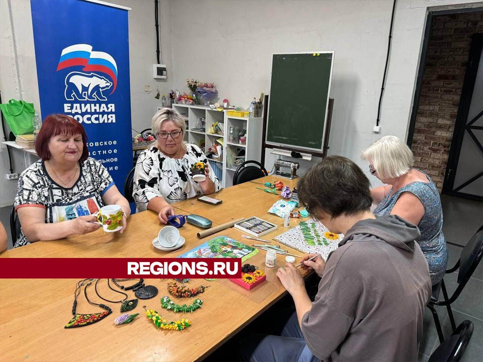 На мастер-классе всех желающих научили лепить сувениры из глины