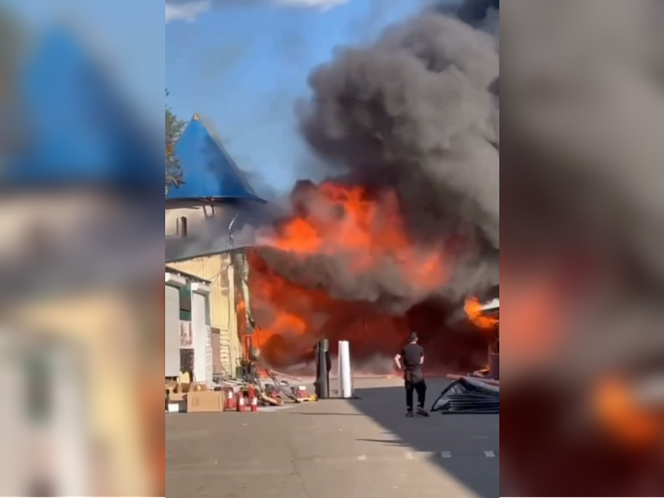 Сильный пожар охватил торговые павильоны в деревне Бабаиха в Дмитровском округе