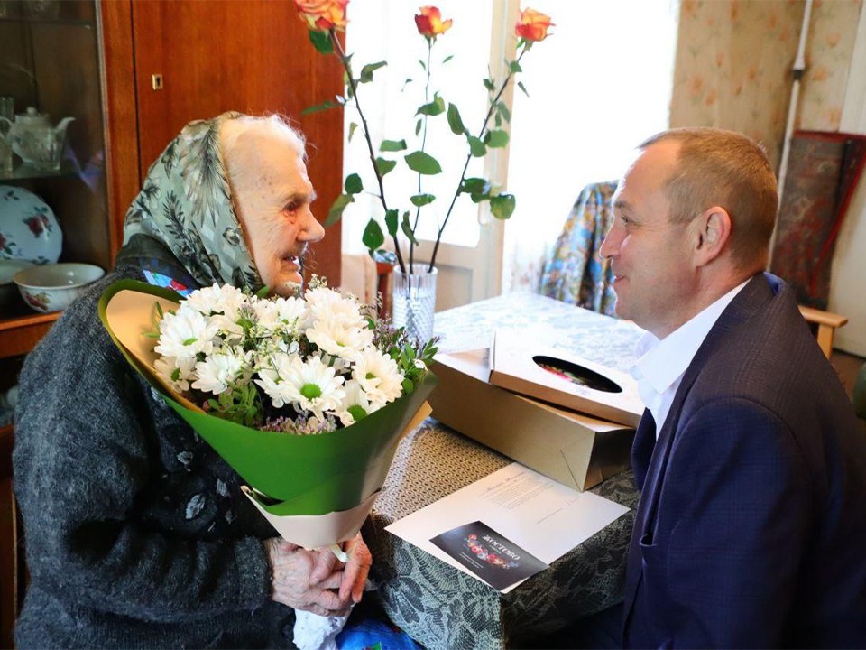 Памятные подарки от губернатора региона вручили старшему поколению Королева