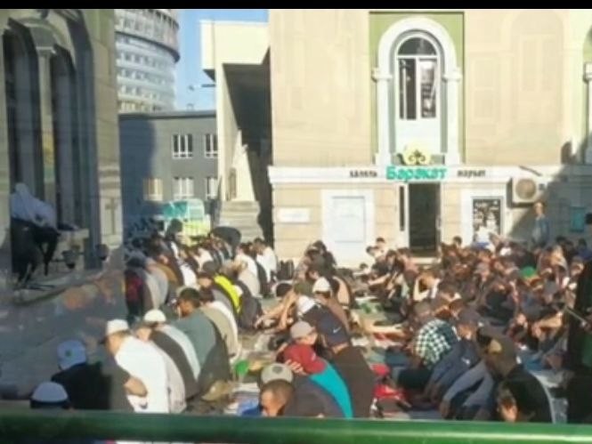 У Соборной мечети Москвы начинается торжественный намаз в связи с праздником Курбан-байрам