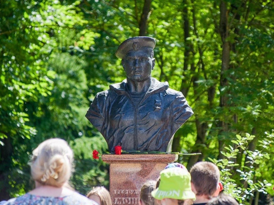 Память Александра Монетова, чье имя носит Дубровицкая школа, почтили минутой молчания