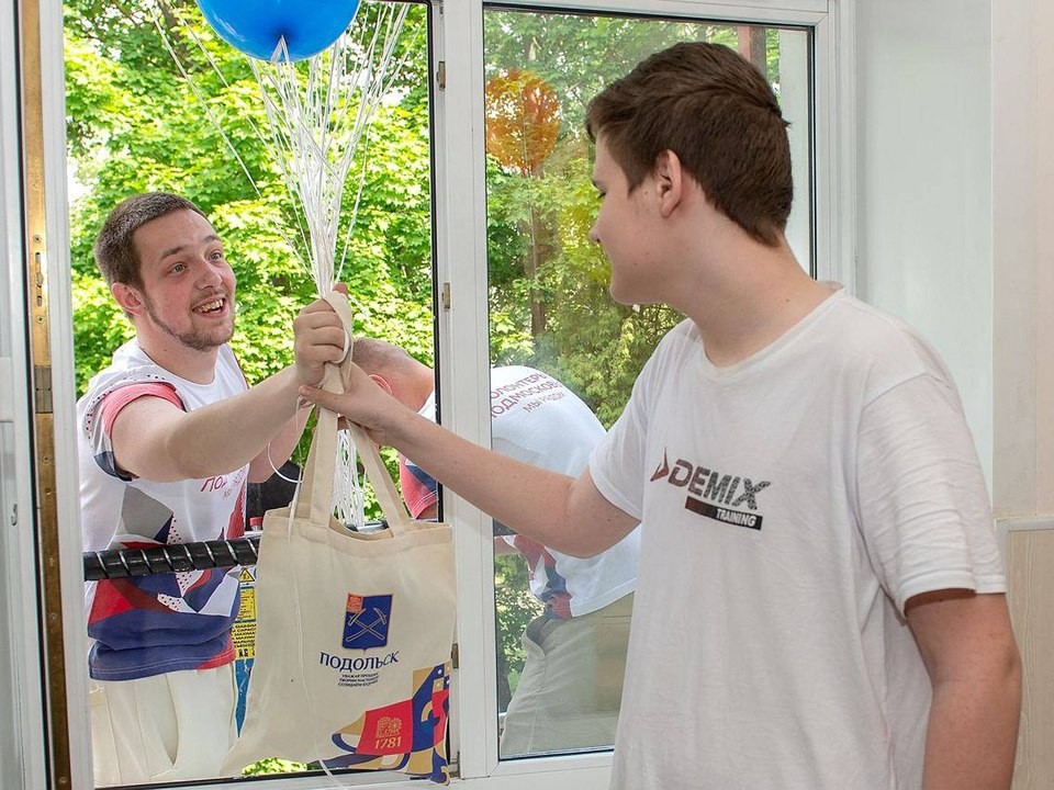 Маленьких пациентов Подольской больницы с Днем защиты детей поздравили с автовышки