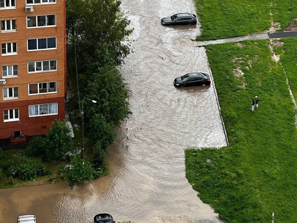 Вновь из-за мощного ливня затопило Новый бульвар в Долгопрудном